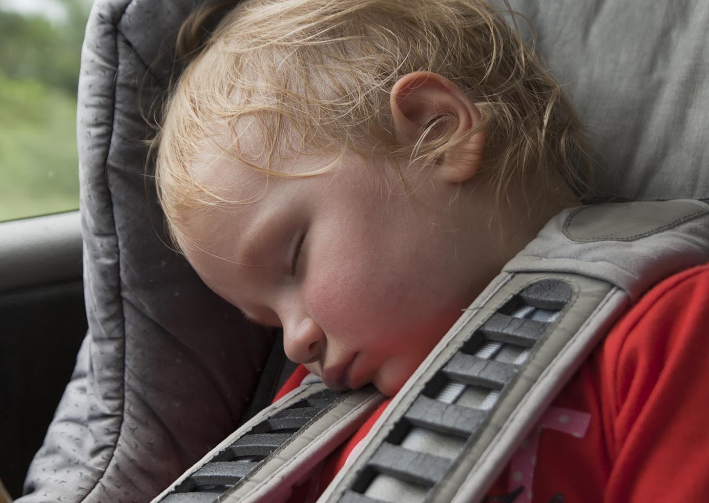 Enfant dans une voiture en plein soleil : que faire ?