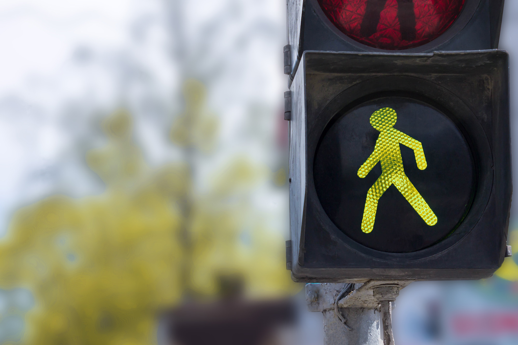Nouvelle expérimentation routière : le feu jaune piéton